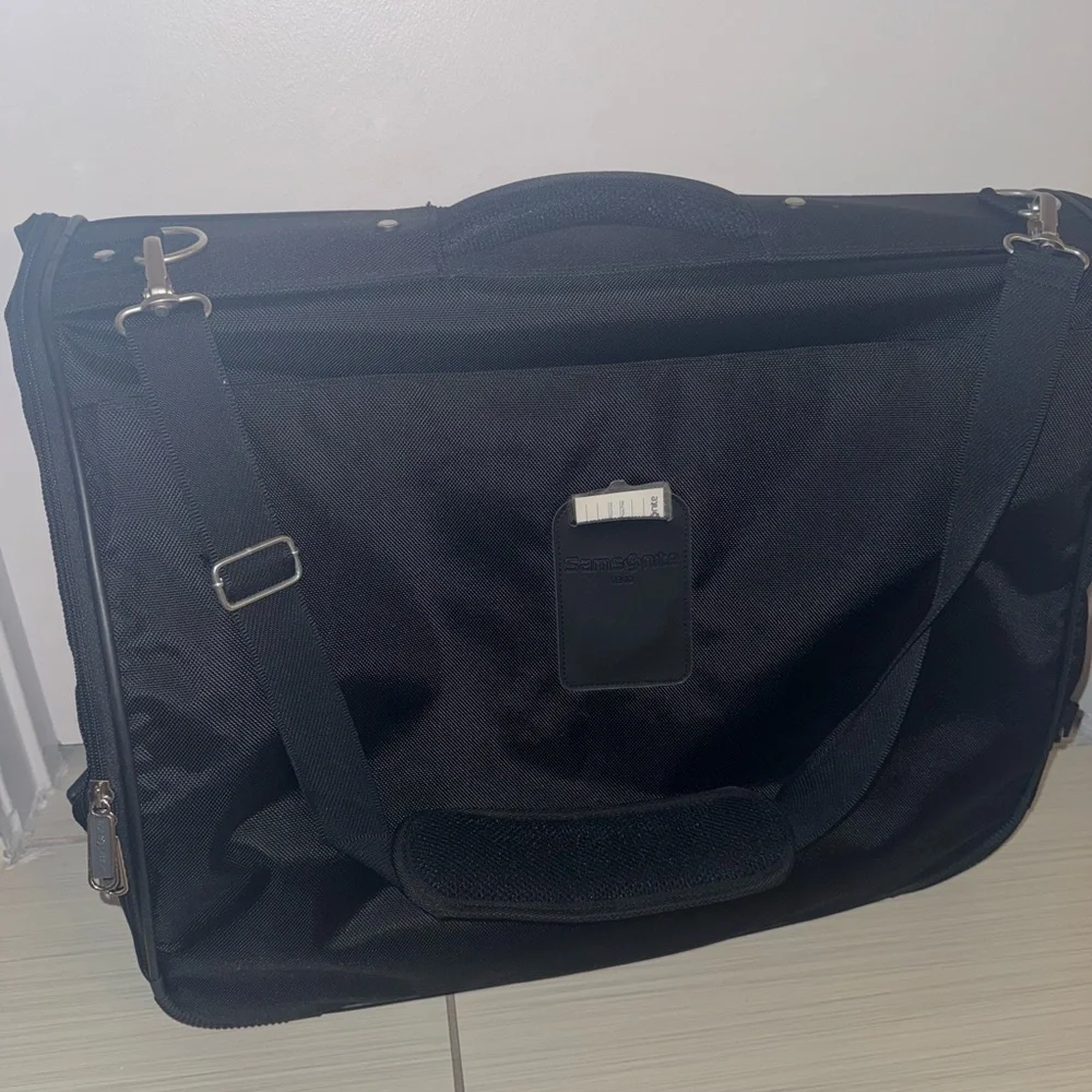 Samsonite Bifold Garment Bag 24x22x4 NWOT